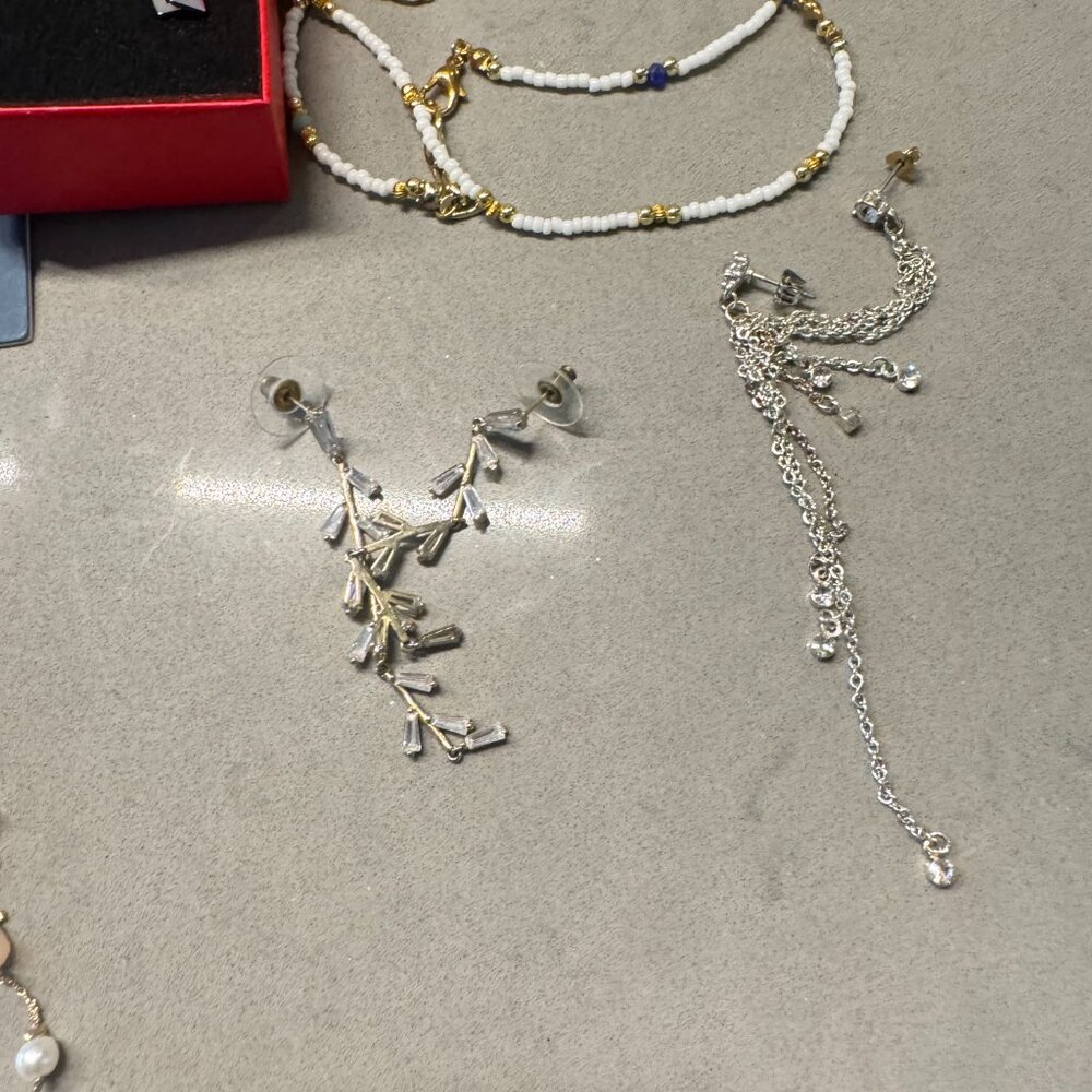 Assorted jewelry + peacock earring holder - Picture 7 of 11